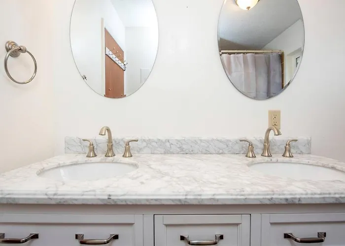 Remodeled Mountain Retreat With Hot Tub And Scenic Views Near Trails In Lander, Wyoming Holiday home Lander