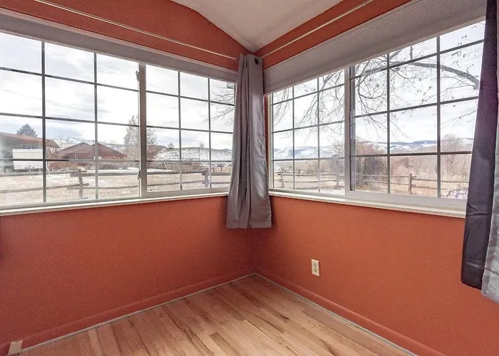 Remodeled Mountain Retreat With Hot Tub And Scenic Views Near Trails In Lander, Wyoming *