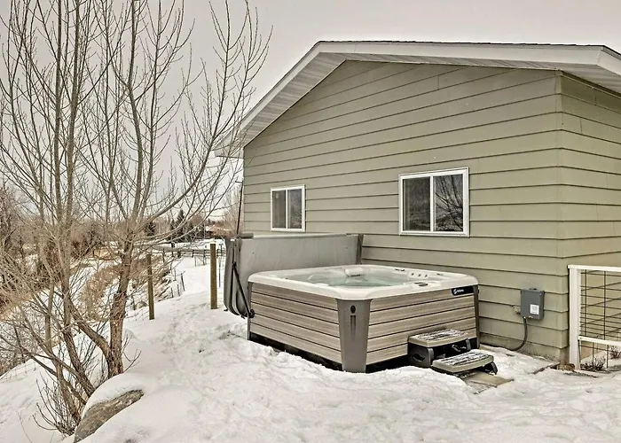 Remodeled Mountain Retreat With Hot Tub And Scenic Views Near Trails In Lander, Wyoming *